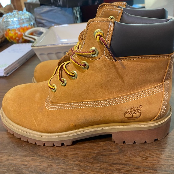 Boys size 3 Timberland boots in excellent condition - Picture 2 of 3